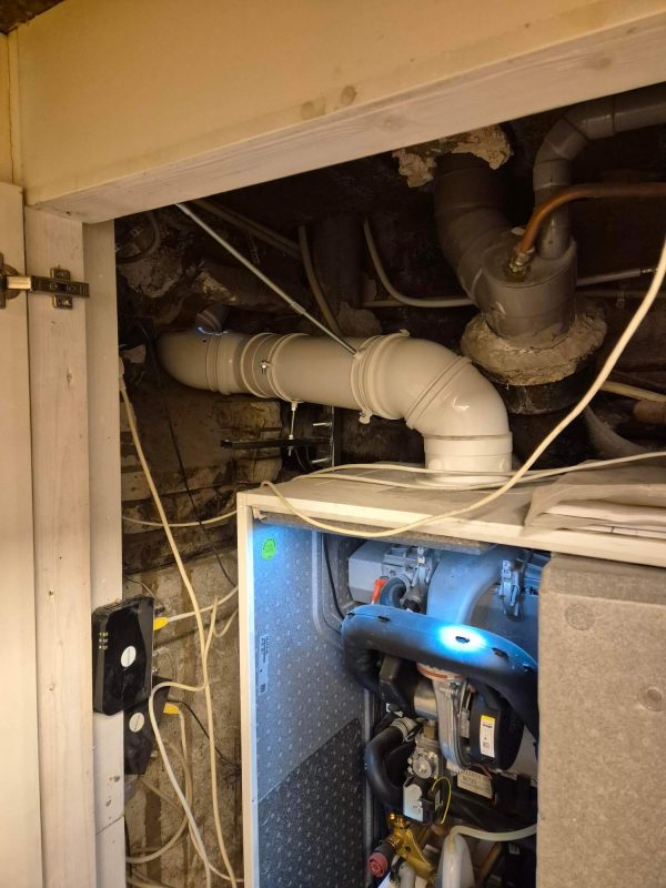 Vervangen rookgasafvoer- en luchttoevoersysteem van de c.v -ketel in de kelder bij een woonhuis in Bussum.